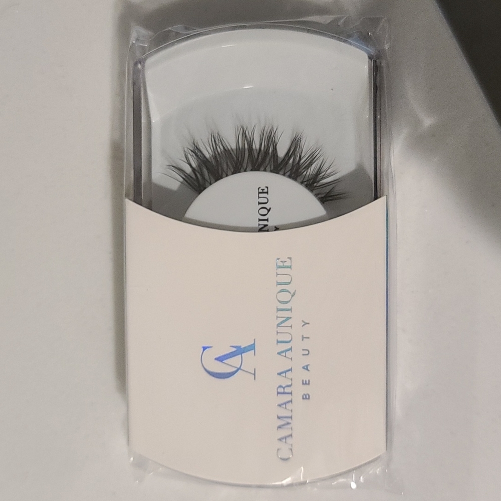 Camara Aunique lashes